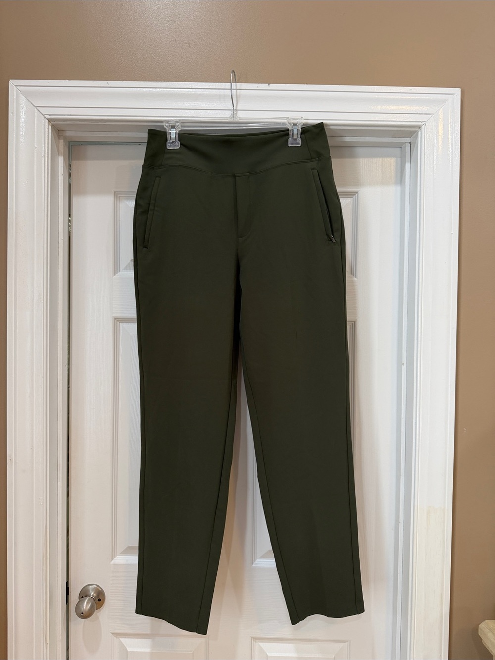 Athleta Endless Straight-Leg Pull-On Pants. Sz 10 TALL. Euc. Green